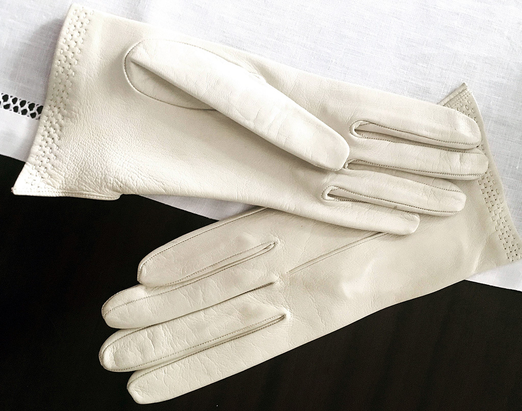 " ses gants ivoire en cuir d’agneau "